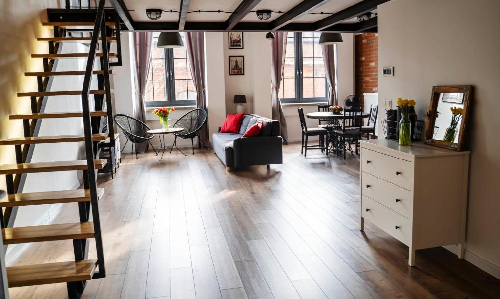Industrialny loft w zrewitalizowanej fabryce w Żyrardowie z antresolą