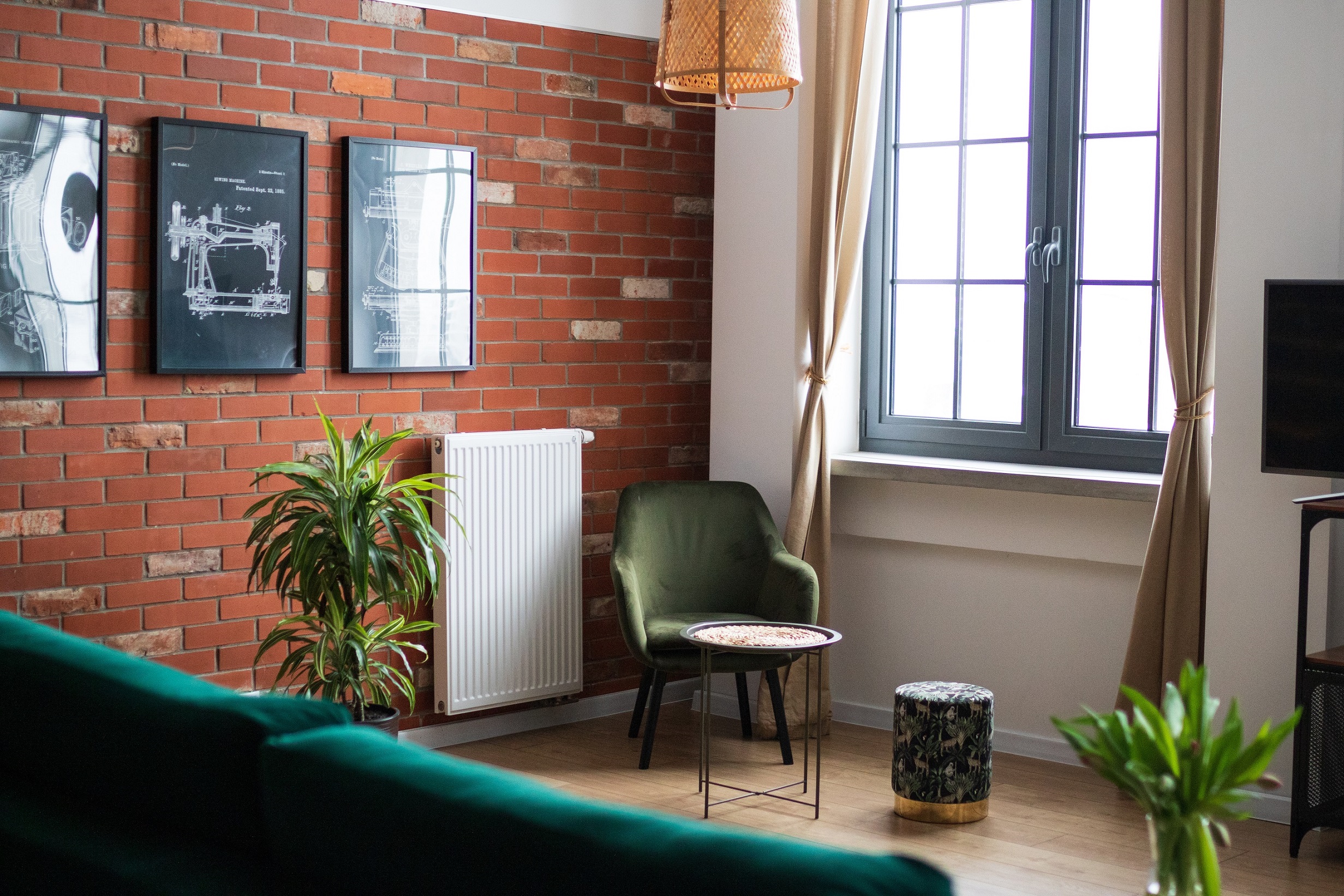 Jasny loft z dużymi oknami fabrycznymi