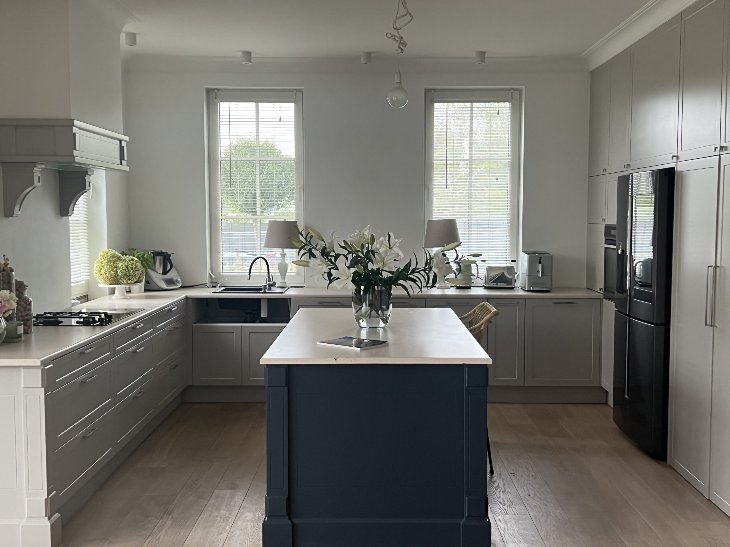 Dom z kwitnącymi wiśniami