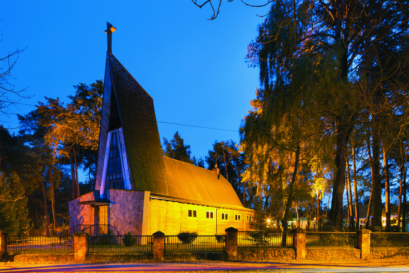 Kościół Matki Bożej Królowej Polski, Rybienko Leśne